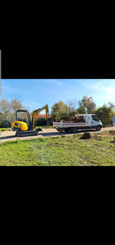 dessouchage d'une souche après l'abattage d'un arbres pare un élaguer professionnel au Bouscat près de bordeaux